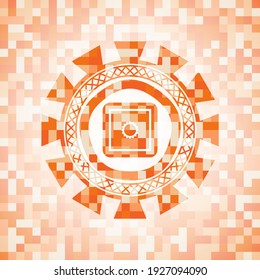 icono de caja fuerte en el interior del emblema abstracto, fondo de mosaico naranja. 