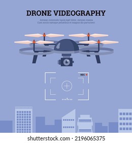 Cartel sobre la videografía por drones de estilo plano, ilustración vectorial, paisaje de ciudad azul en segundo plano. Drone con cámara vuela por encima de edificios y dispara video, tecnologías modernas
