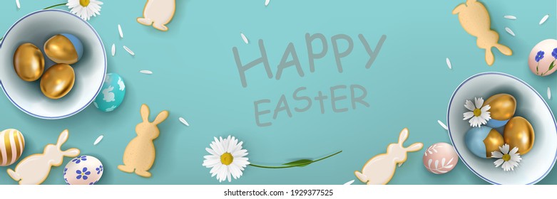 Cartel con huevos de Pascua en un bol de cerámica con flores y galletas en forma de liebres en el fondo. Decoración festiva de Pascua con un fondo azul.