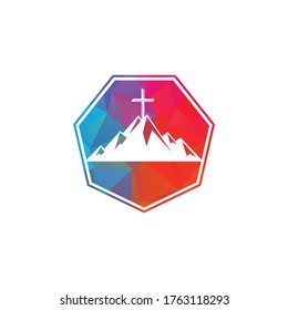 Baptistisches Kreuz in Gebirgslogo-Design. Überquere den Berg.