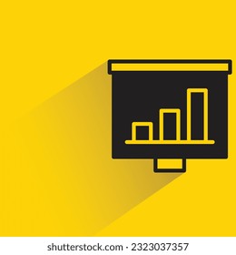 gráfico de barras en pizarra con sombra sobre fondo amarillo