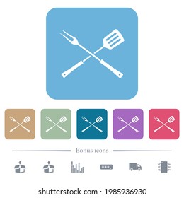 Horquilla de barbacoa y espátula en iconos planos de posición cruzada en fondo cuadrado redondeado de color. 6 iconos de bonificación incluidos
