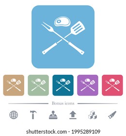 Horquilla de barbacoa y espátula con iconos planos de roble blanco sobre fondo cuadrado redondeado de color. 6 iconos de bonificación incluidos