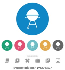 Parrilla barbacoa con iconos blancos planos sobre fondo de color redondo. 6 iconos de bonificación incluidos.