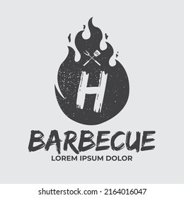 Ilustración del logo de la parrillada, logotipo de barbacoa y concepto de fuego en combinación con el estilo vintage de la espátula.