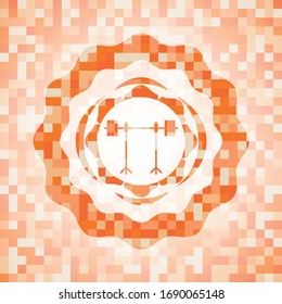 icono de barbell en el rack dentro del emblema abstracto de mosaico naranja con fondo