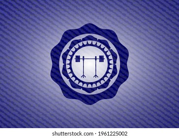icono de barbería sobre cremallera dentro del emblema con fondo de jean de alta calidad. 