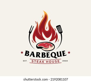 concepto de incendio con logotipo de barbacoa combinado con filete de buey y espátula