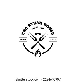 logotipo de barbacoa. Logo del Steak House. Sello de logo de la casa parrilla. Fuego y tenedor