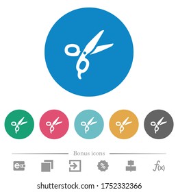 Las tijeras de barber tijan iconos blancos planos sobre fondo de color redondo. 6 iconos de bonificación incluidos.