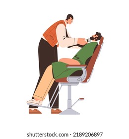 afeitado de barbero, barba de afeitar para el hombre cliente en silla. Cuidados de peluquero, recortando el cabello de los clientes con afeitador eléctrico en la peluquería. Ilustración vectorial plana aislada en fondo blanco
