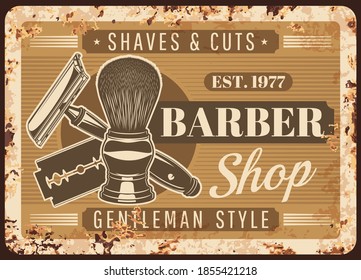 Barbería, peluquería, plato de metal oxidado. Ropa de paño con mango antiguo, navaja de seguridad clásica y hoja de doble filo. Barbería, tiendas de artículos de afeitado banner retro, afiche vintage