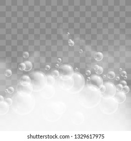 Badeschaum einzeln auf transparentem Hintergrund. Seife-, Gel- oder Shampoo-Bläschen überlagern die Textur. Realistische Vektorgrafik. 