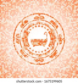 icono de la bañera en el interior del emblema abstracto, fondo de mosaico naranja