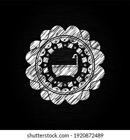 icono de la bañera dentro del emblema de la pizarra en la pizarra negra. 