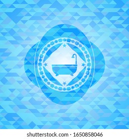 icono de bañera dentro de un emblema de mosaico azul cielo realista