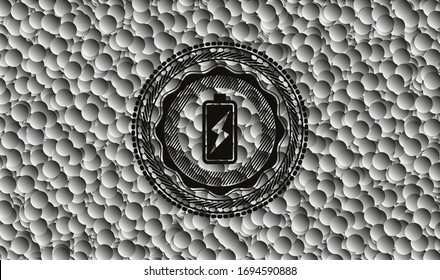 icono de carga de la batería dentro de una placa oscura con fondo de burbujas. Ilustración vectorial. Detallado.