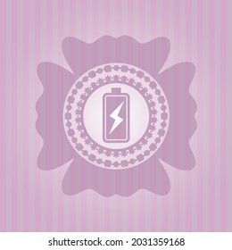 Batterieladungssymbol in rosafarbenem Emblem. Retro. Vektordesign. 