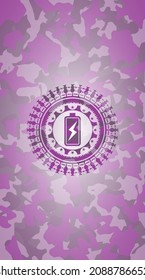 Batterieladungssymbol in rosafarbenem Camo-Emblem. 