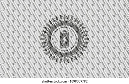 Batterieaufladesymbol in silberfarbenem Emblem oder Abzeichen. Skaliert Muster. Vektorgrafik. Detaillierte Angaben. 