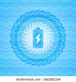 icono de carga de batería dentro de la insignia estilo onda azul cielo.