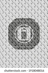 icono de batería dentro de la placa brillante plateada. Patrón de escalas. Ilustración vectorial. Detallado. 