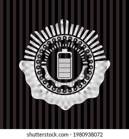 icono de la batería dentro del emblema plateado brillante. 