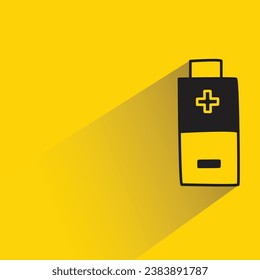 batería con sombra sobre fondo amarillo