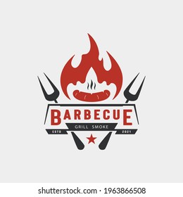 Icono de barbacoa, parrilladas de salchicha de fiesta humo con fuego caliente, tenedor y espátula, diseño del logo del restaurante barbacoa