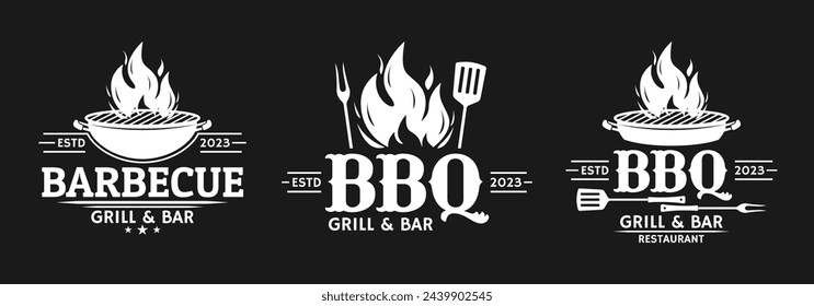 Conjunto de logotipo de barbacoa. Barbacoa, icono de parrilla con llama de fuego. Etiqueta de restaurante de carne. Ilustración vectorial.