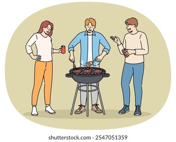 Fiesta de barbacoa con amigos alegres bebiendo cerveza y asando carne a la parrilla en el parque o en el patio trasero de la casa. Gente feliz celebrando el inicio de las vacaciones de verano y cocinando carne de res en brasas de barbacoa