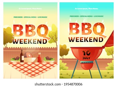 Afiches de caricatura del fin de semana de barbacoa o invitación a una fiesta al aire libre en el patio trasero con parrilladas cocinadas y comida en la mesa. Picnic barbacoa en el césped de verano en el parque o jardín con cerveza gratis y música en vivo, Volantes de vectores