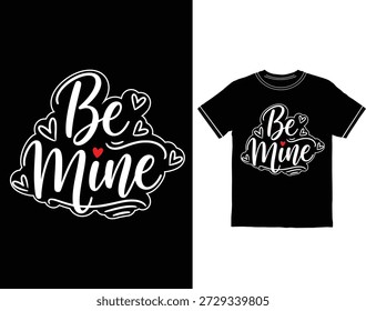 Texto de Be Mine con corazones en camiseta negra y fondo negro