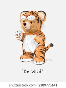 slogan salvaje con muñeca de oso lindo en ilustración vectorial de trajes de tigre