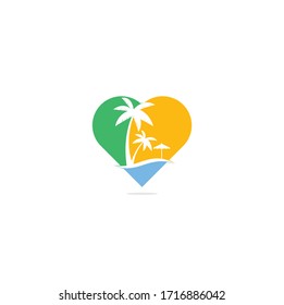 Plantilla de diseño del logotipo del concepto de forma de corazón de playa. diseños de logotipos de verano.Diseño de logotipo de playa tropical y palmera.