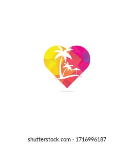 Design-Design für das Design des Strandherz-Konzepts. Sommerlogo-Designs.Das Design des tropischen Strandes und des Palmenbaums.	