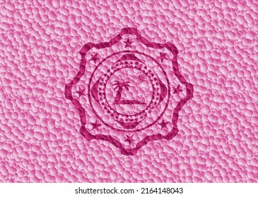 icono de playa dentro del emblema rosa estilo retro con fondo de burbujas. Ilustración vectorial. Detallado. 