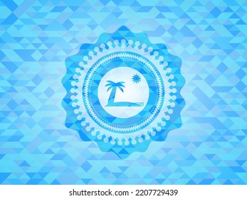 icono de playa dentro del emblema azul cielo con fondo de estilo ecológico mosaico. 