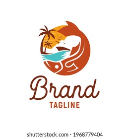 concepto de logotipo de playa con palmera de pescado y barco 