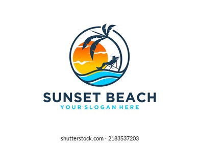 Logo de la playa escena de la puesta de sol cocotero de palma con tumbona relajación ilustración de verano símbolo