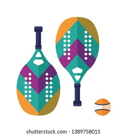 Iconos de tenis de playa y de pádel. Pareja de raquetas coloridas y bola aislada en fondo blanco. Equipamiento deportivo de playa de verano y de actividades de diseño plano.