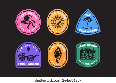 praia itens de piquenique vintage distintivo logotipo conjunto com chapéu de sol, sol, guarda-chuva de praia, óculos, sorvete, câmera.