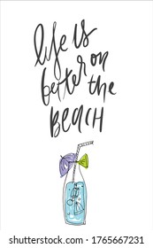 Cita de playa para tu diseño. La vida es mejor en la playa. Ilustración con letras a mano. Cócteles