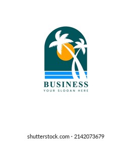 Complejo de playa y logotipo de verano