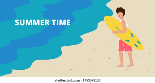 Pancarta de escena playera con un joven surfista. Un hombre feliz con tablas de surf va a nadar en las olas en el mar azul. Ilustración vectorial de concepto de vacaciones de verano en diseño plano