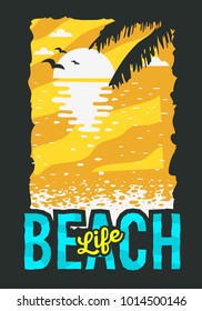 Strand Sommer Poster Design mit Sonnenaufgang über dem Wasser und Palmenblätter Illustration. Vektorgrafik.