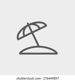 Línea delgada del icono del paraguas de la playa para el diseño de la web y móvil, minimalista moderno y plano. Icono vector de gris oscuro sobre fondo gris claro.