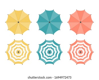 El conjunto de paraguas de la playa. Vista superior, diseño a rayas. Aislado para todos los orígenes.