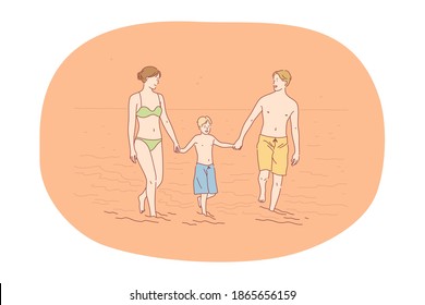 Playa, vacaciones, viajes en verano concepto. Feliz familia con un pequeño hijo caminando en la arena y el mar en ropa de baño y tomándose de la mano durante las vacaciones en verano juntos. Turismo, ilustración de destinos 
