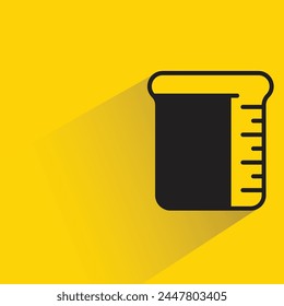 icono de vaso de precipitados con sombra sobre fondo amarillo